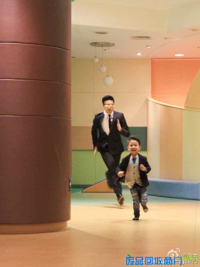 图：田亮化身猎人追儿女跑 二胎儿子俏皮可爱