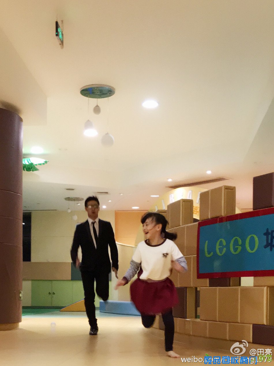 图：田亮化身猎人追儿女跑 二胎儿子俏皮可爱