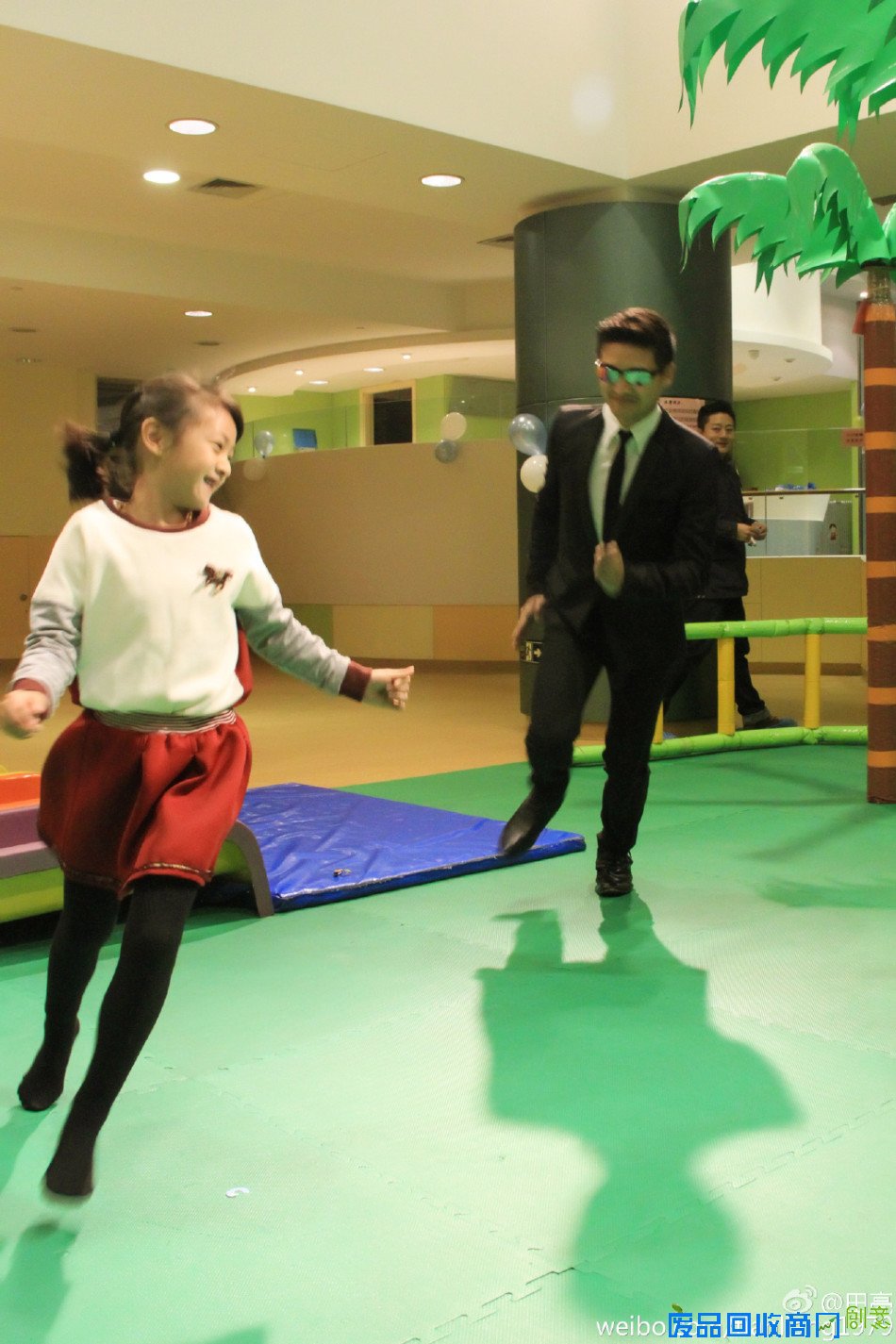 图：田亮化身猎人追儿女跑 二胎儿子俏皮可爱