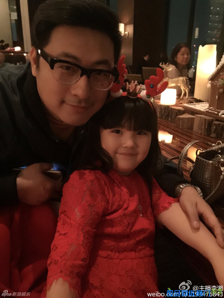 李湘一家海吃过圣诞 王诗龄穿红裙圆润而可爱