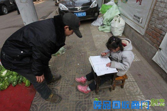 7岁小女孩菜摊旁写作业帮爸爸卖菜懂事可爱（图）