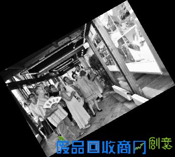 在法国枫丹白露市阿旺剧场内,摄影爱好者正在观看吉林省摄影家的作品《四季长白》 “大美长白山”美术摄影作品展在法、德两国举办