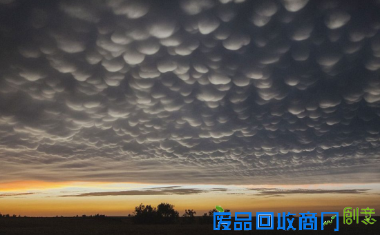 在雷暴天气过后，美国天空惊现罕见“乳房云”，绵延160公里。