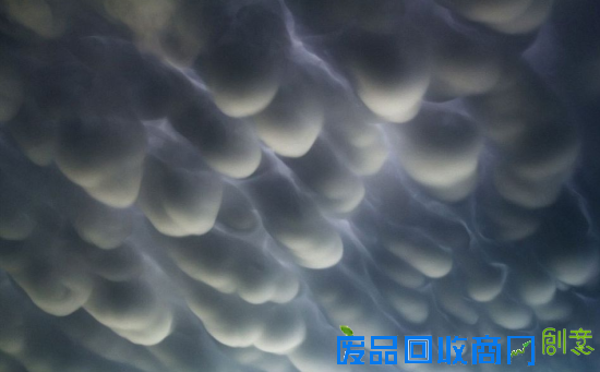 在雷暴天气过后，美国天空惊现罕见“乳房云”，绵延160公里。