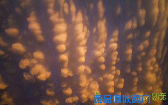 在雷暴天气过后，美国天空惊现罕见“乳房云”。