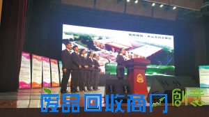 参赛选手正在进行项目展示演说。