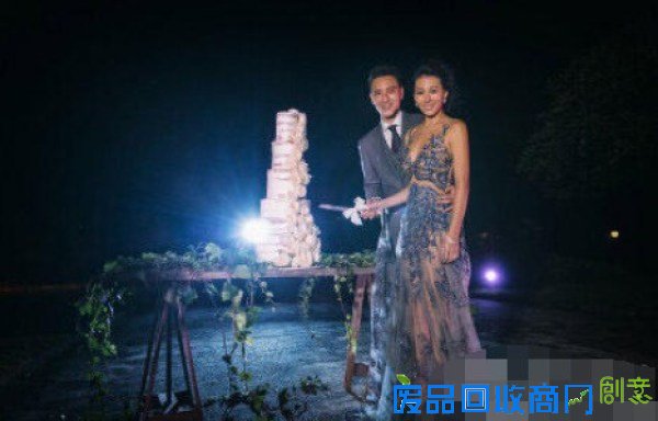 王阳明晒婚纱照告白妻子 女方穿透视婚纱身材好