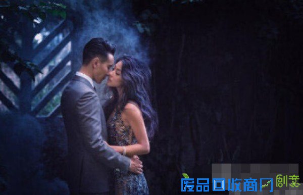 王阳明晒婚纱照告白妻子 女方穿透视婚纱身材好