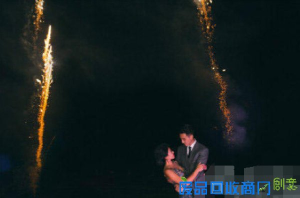 王阳明晒婚纱照告白妻子 女方穿透视婚纱身材好