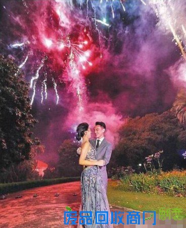 王阳明晒婚纱照告白妻子 女方穿透视婚纱身材好