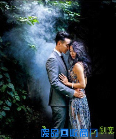 王阳明晒婚纱照告白妻子 女方穿透视婚纱身材好