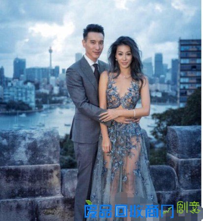王阳明晒婚纱照告白妻子 女方穿透视婚纱身材好