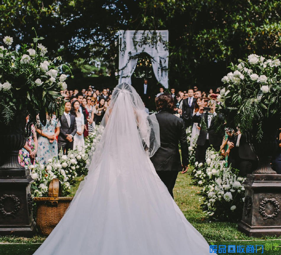 王阳明晒浪漫婚纱照 告白新娘：我的公主女神