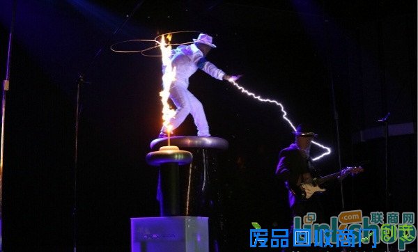 跨年夜玩创意合肥银泰中心将上演裸眼4D灯光秀