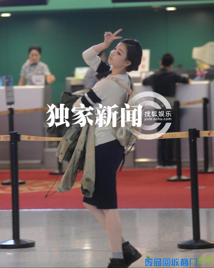 倪妮走起复古线 对镜头比可爱剪刀手心情佳/图