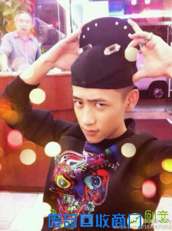 仍然是魏晨，造型其实不错，只能说后面的老爷爷亮了。