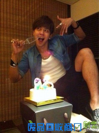 罗志祥搞怪的时候真的太多了！这类照片简直信手捏来。