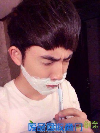 张睿，没想到刮胡子的男人居然有点萌。