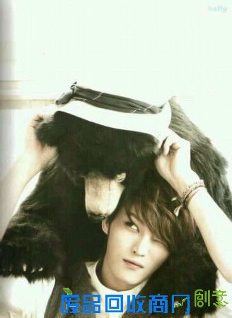 换个人不一定会有这样的视觉效果，金在中果然美型得不顾他人自卑！