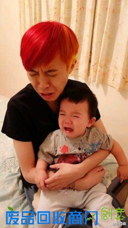 青峰，他的音乐独树一帜，私下个性也相当搞怪。