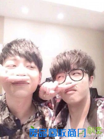 华晨宇这幅样子真的很搞怪，这大概就是大脑在外星的节奏。