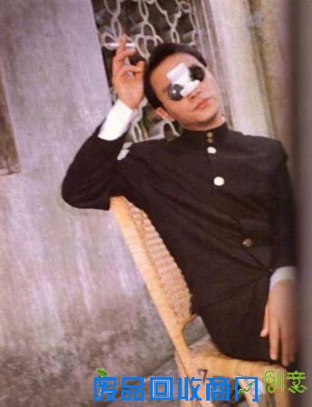 我们在回味“哥哥”的音乐时，是不是也总是会怀念一个会卖萌的张国荣？