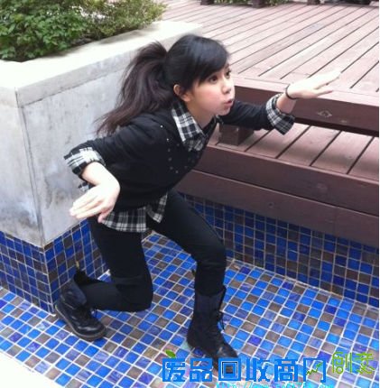 邓紫棋在台上可以是活泼女生、也可以女人、更可以女神，私下却常常是“女神经”模式。(文/Carrie)