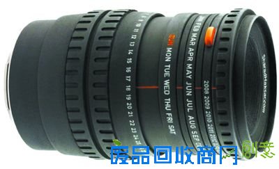 有人说，摄影是时间的凝固，摄影家夏罗德·哈克森却说，摄影是流动的时光。也正是因为如此，所以他设计了这个镜头日历。镜头日历的每个环代表一个时间单位，从年到月再到日，还有星期，而且是覆盖了从2008年到2032年的二十多年，有了它，至少2032年前不用换日历了。