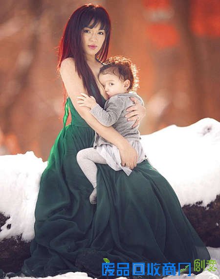 摄影师拍母亲哺乳唯美照片 网友:不想长大(图)