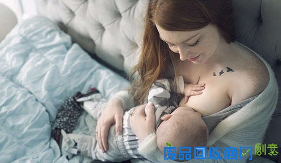 摄影师拍母亲哺乳唯美照片 网友:不想长大(图)