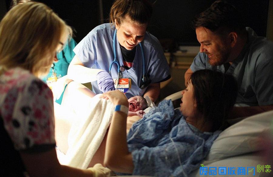 生命诞生的奇迹!美摄影师镜头记录孕妇“生产日记”