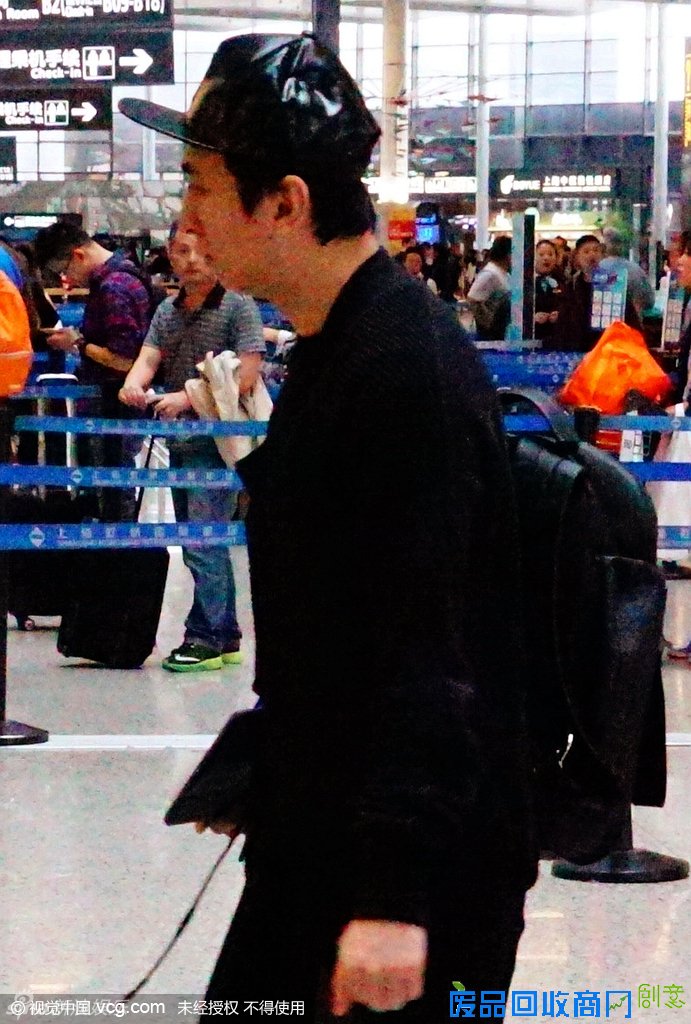 王思聪潮装现身低头疾行 小女友未相随