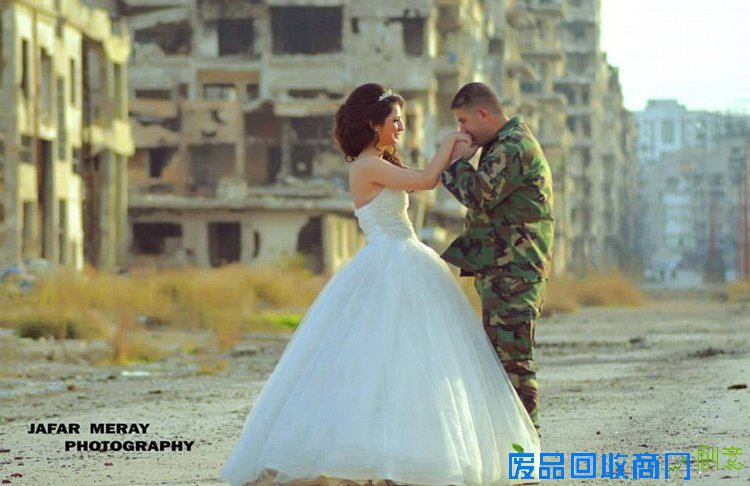 叙利亚士兵废墟前拍婚纱照