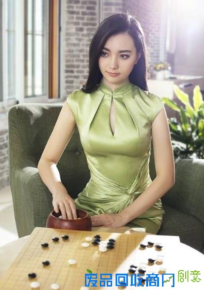 混血美女黑嘉嘉拍摄写真 旗袍装+OL装怎么都美