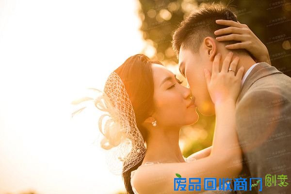 照婚纱照为什么选择和他浪漫拥吻