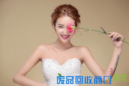 八月照相馆 告诉新娘在拍婚纱照穿什么内衣的讲究