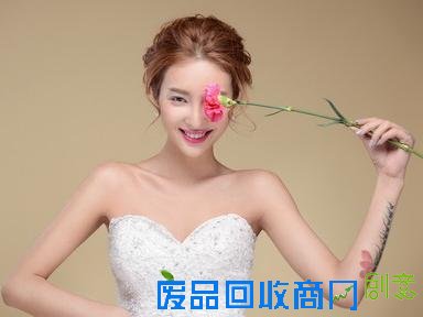 八月照相馆 告诉新娘在拍婚纱照穿什么内衣的讲究