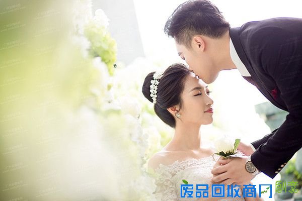照婚纱照为什么选择和他浪漫拥吻