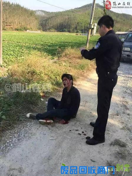 偷狗贼被群殴 满身是血