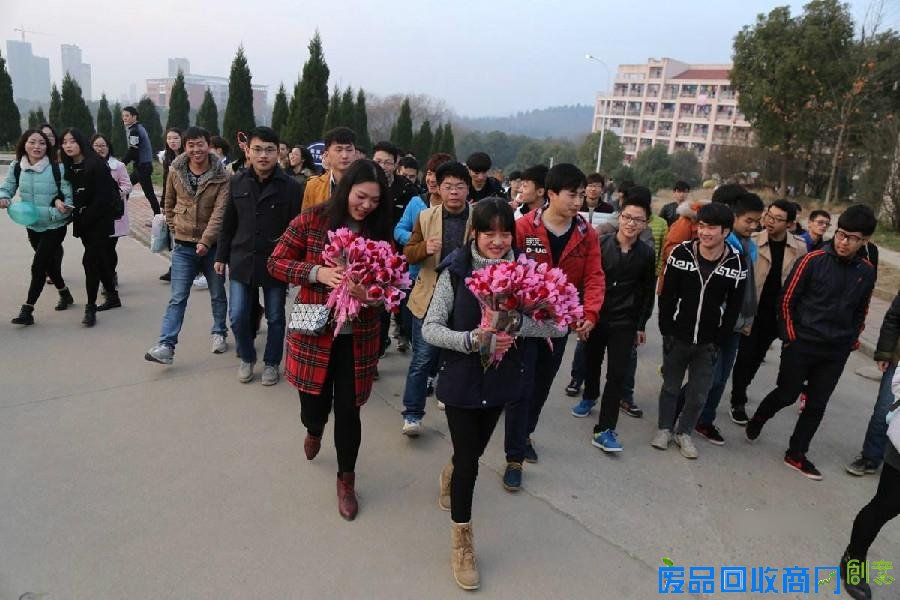 创意满分！55名男生排长队为班级仅有2名女生献花庆生