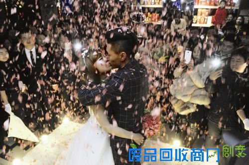 几个月前，鞍山22岁的女孩唐萱萱（化名）被确诊为癌症晚期。就在萱萱陷入极度的绝望和悲痛中时，相恋五年的男友陈峰（化名）坚定地表示，他爱萱萱，2016年元旦，他要举办婚礼迎娶萱萱！