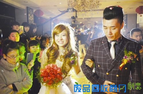 1月1日上午9点58分，在立山区渤海明珠商务酒店举行了一场特殊的婚礼，陈峰在众人的见证和祝福下迎娶了萱萱。