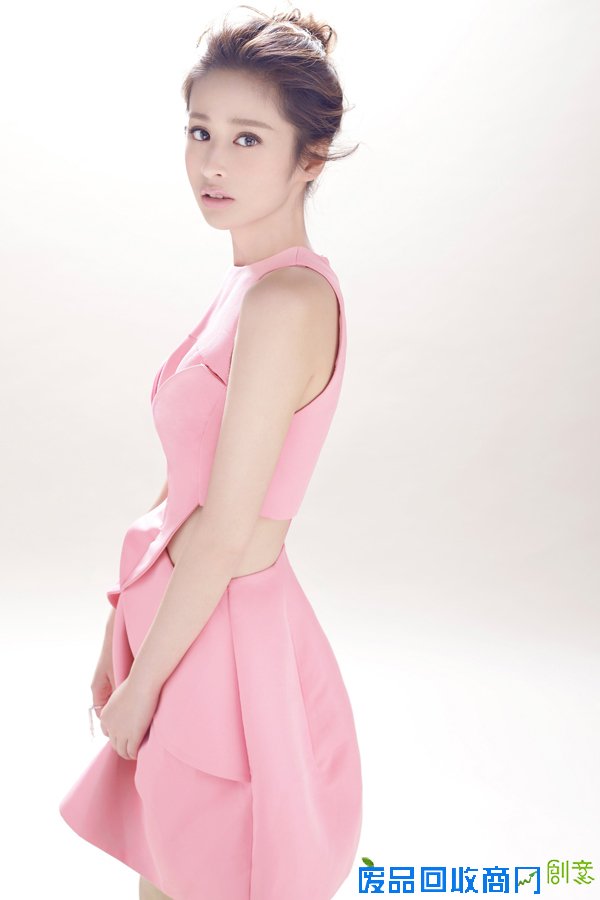 颖儿着糖果色短裙秀可爱 显少女甜美气息(图)