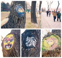 1月3日，太原市迎泽公园藏经阁附近，树洞、树疤上绘满了各式各样的涂鸦，作品有京剧脸谱、国宝熊猫、卡通人物汤姆和杰瑞，甚至还有莫奈名作日出印象的模仿作等。