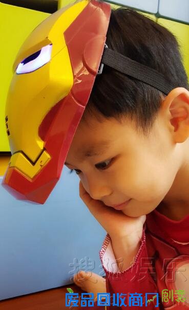 曹颖儿子扮演超级英雄 凹造型呆萌可爱(组图)