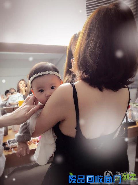 贾静雯穿性感吊带抱女（组图）咘咘直视镜头呆萌可爱