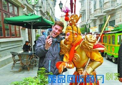 猴哥汉街庆新年 惊呆外国游客求合影(图)