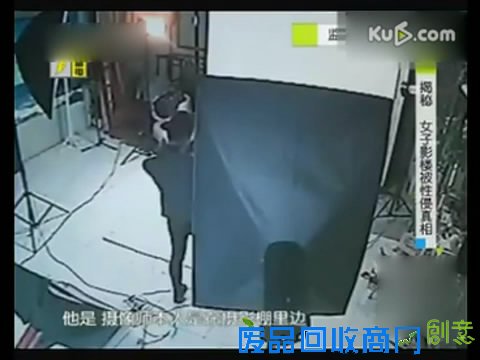 女子拍写真狂摆性感姿势 摄影师把持不住手伸进其内裤 女子拍写真狂摆性感姿势 摄影师把持不住手伸进其内裤