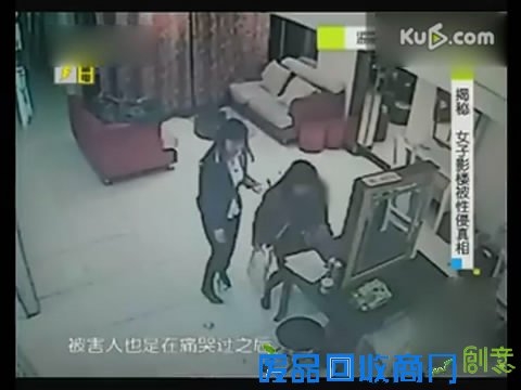 女子拍写真狂摆性感姿势 摄影师把持不住手伸进其内裤 女子拍写真狂摆性感姿势 摄影师把持不住手伸进其内裤