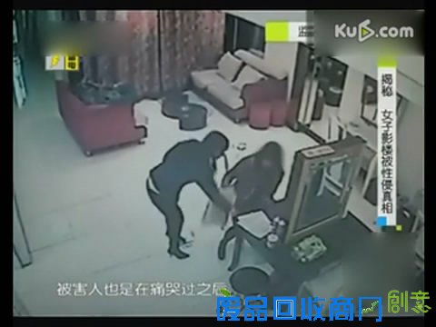 女子拍写真狂摆性感姿势 摄影师把持不住手伸进其内裤 女子拍写真狂摆性感姿势 摄影师把持不住手伸进其内裤